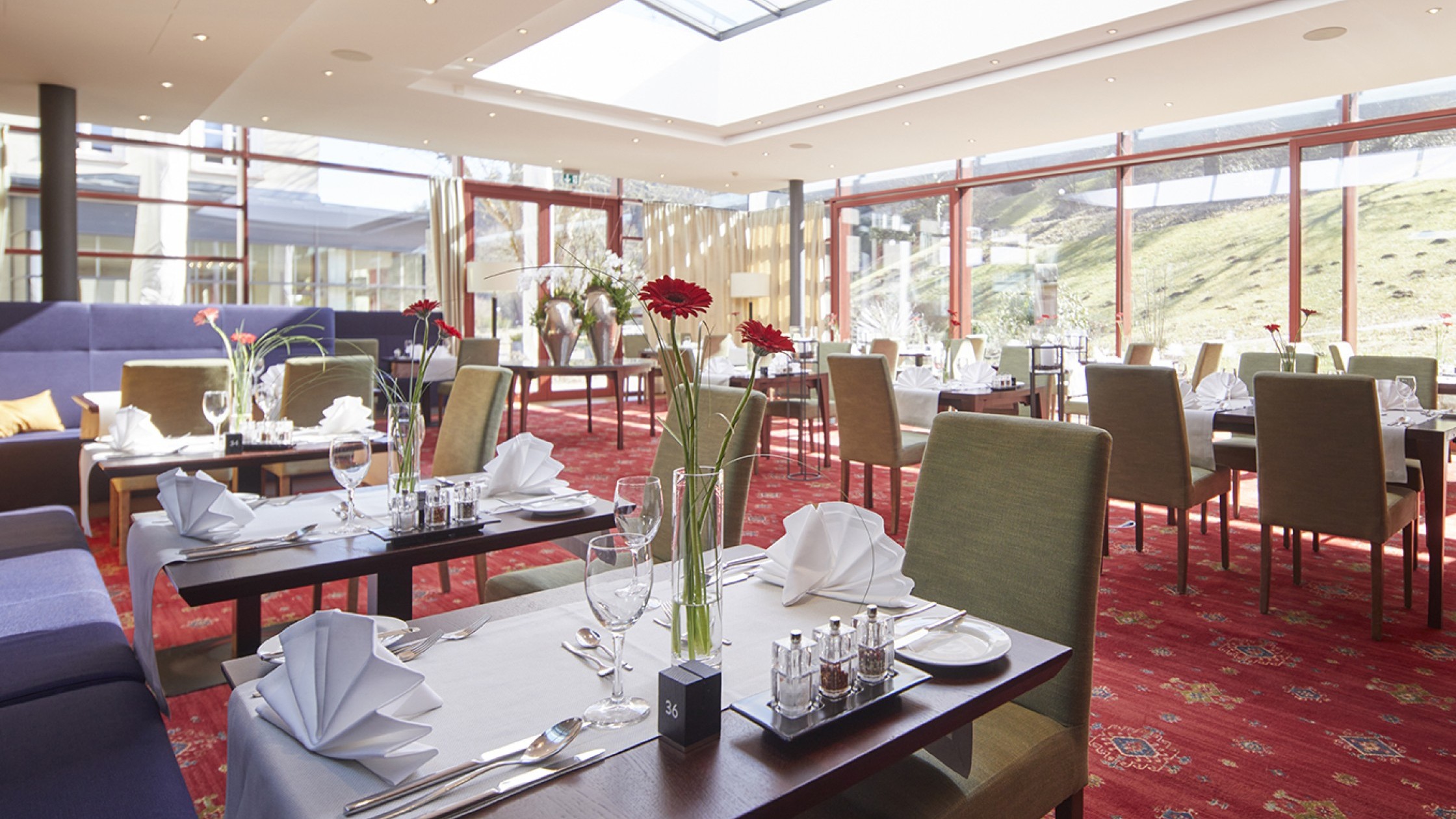 Helles Restaurant in Bad Teinach mit bodentiefen Fenstern und moderner Einrichtung