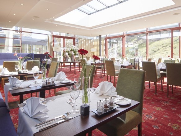 Helles Restaurant in Bad Teinach mit bodentiefen Fenstern und moderner Einrichtung