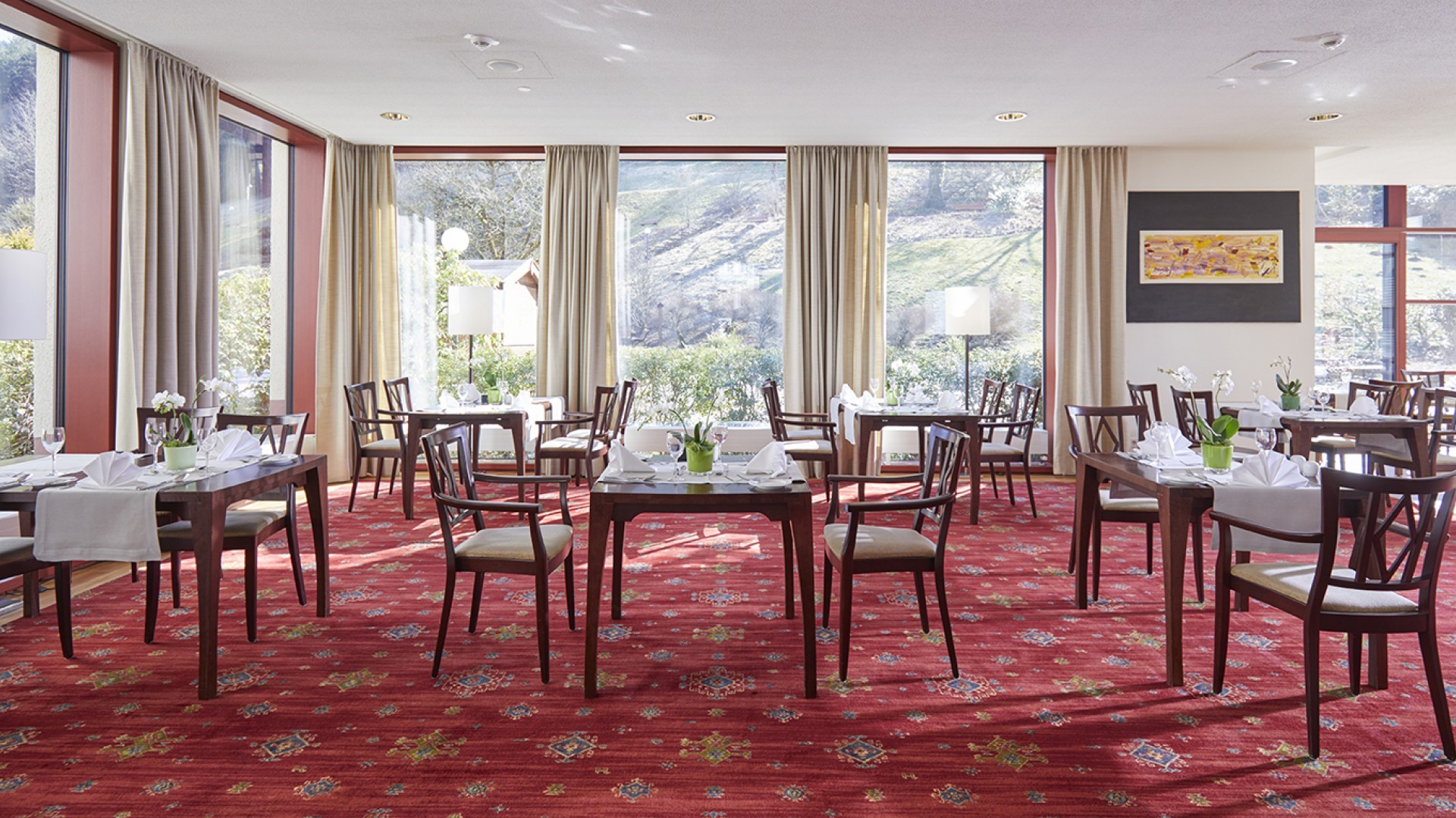 Helles und modernes Restaurant mit stilvoll gedeckten Tischen