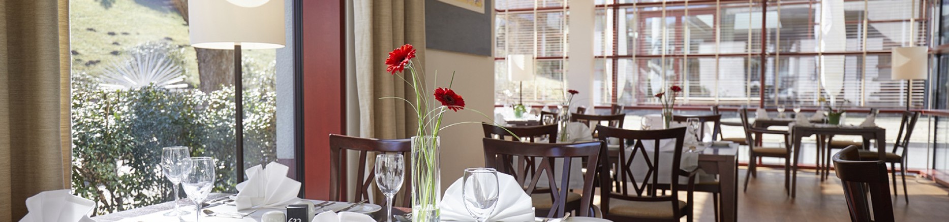 Modernes Restaurant mit stilvoll gedeckten Tischen