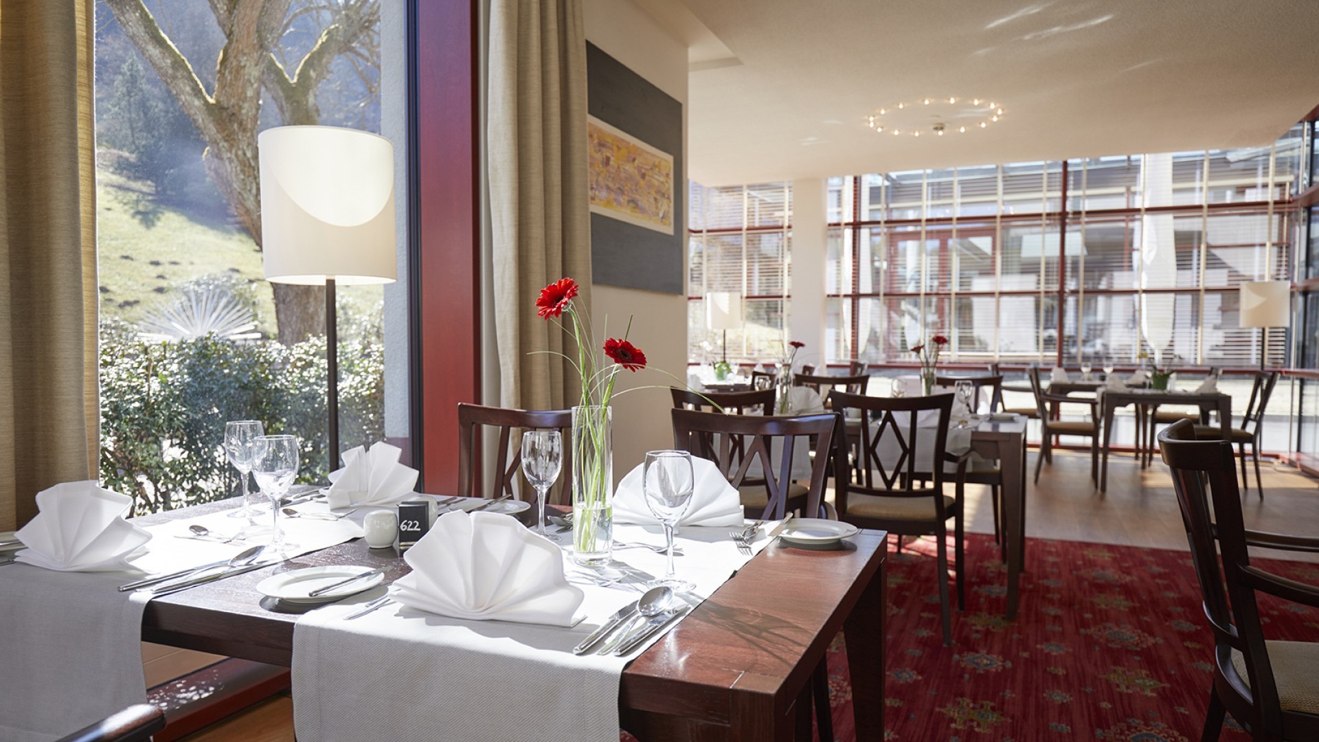 Modernes Restaurant mit stilvoll gedeckten Tischen