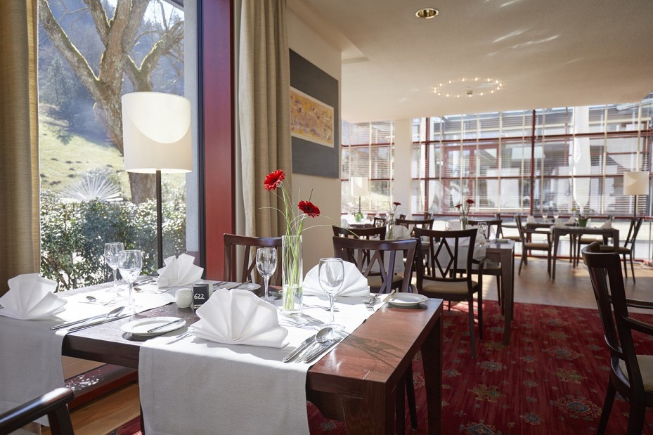 Modernes Restaurant mit stilvoll gedeckten Tischen