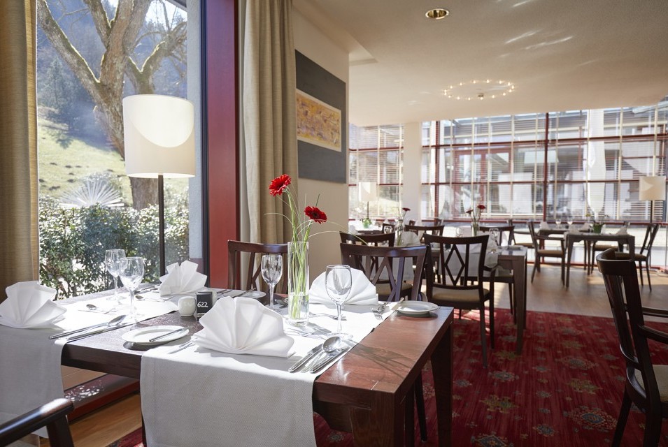 Modernes Restaurant mit stilvoll gedeckten Tischen