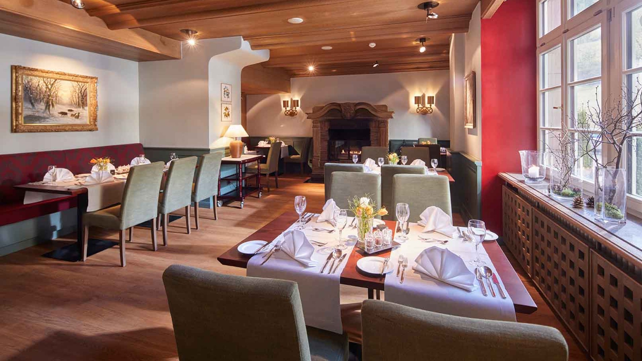 Stilvolles Restaurant mit gedeckten Tischen, Holzdecke und großen Fenstern