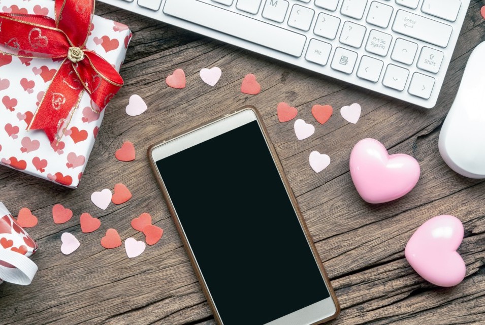 Liebevolle Geschenkidee und Smartphone auf Schreibtisch