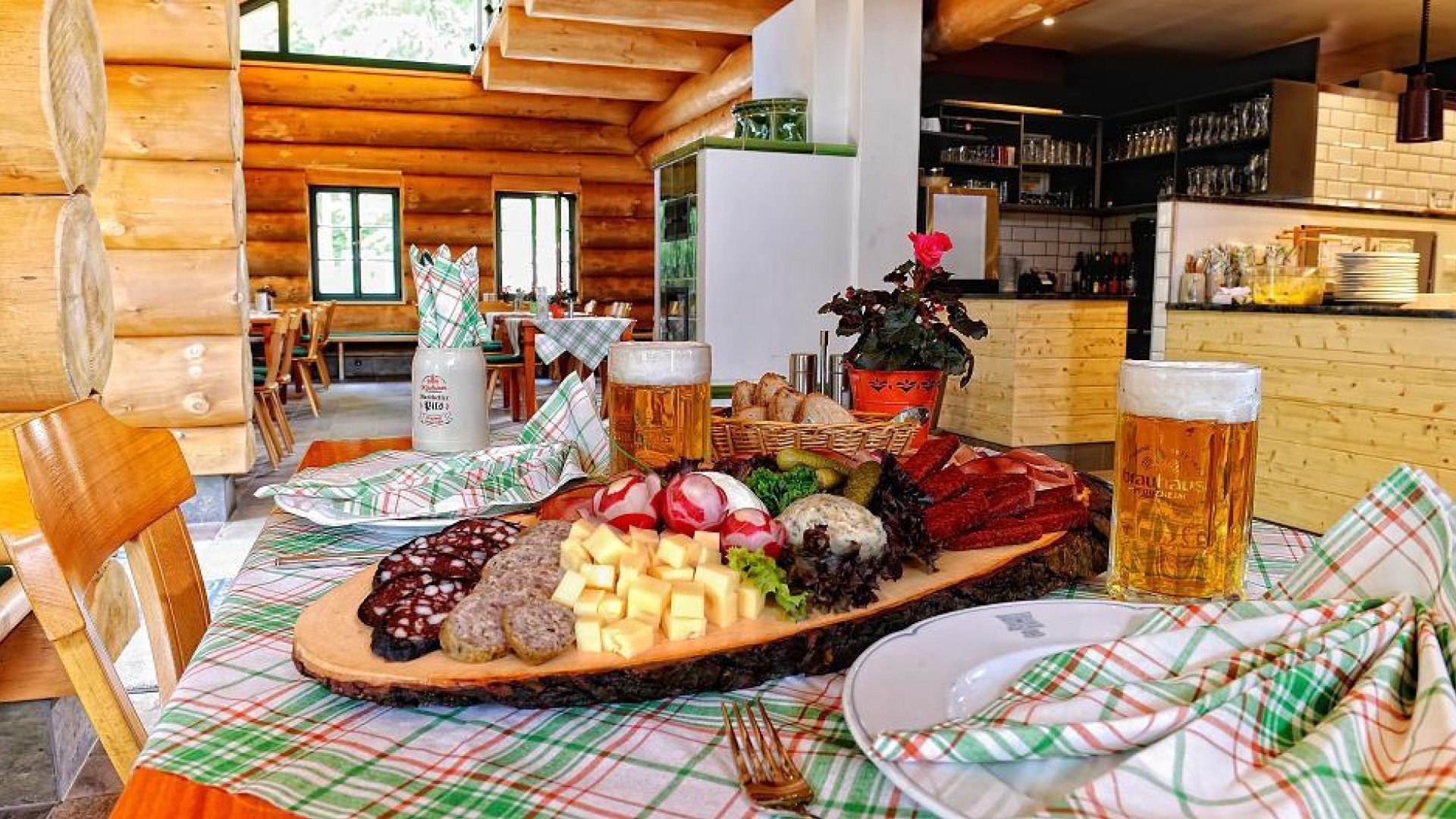 Typisches Schwarzwälder Vesperbrett mit Käse, Wurst, Radieschen und zwei Gläsern Bier