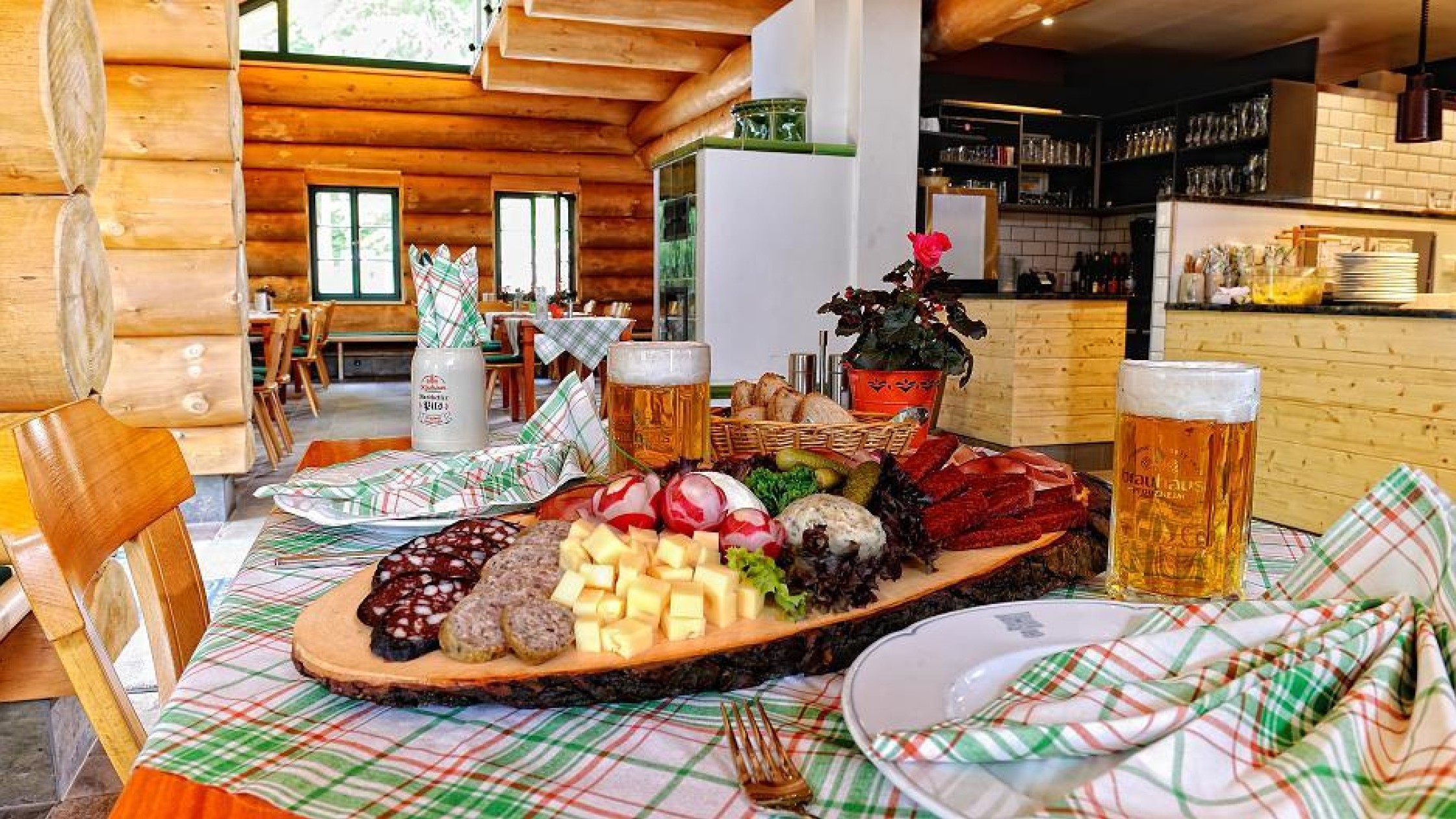 Typisches Schwarzwälder Vesperbrett mit Käse, Wurst, Radieschen und zwei Gläsern Bier