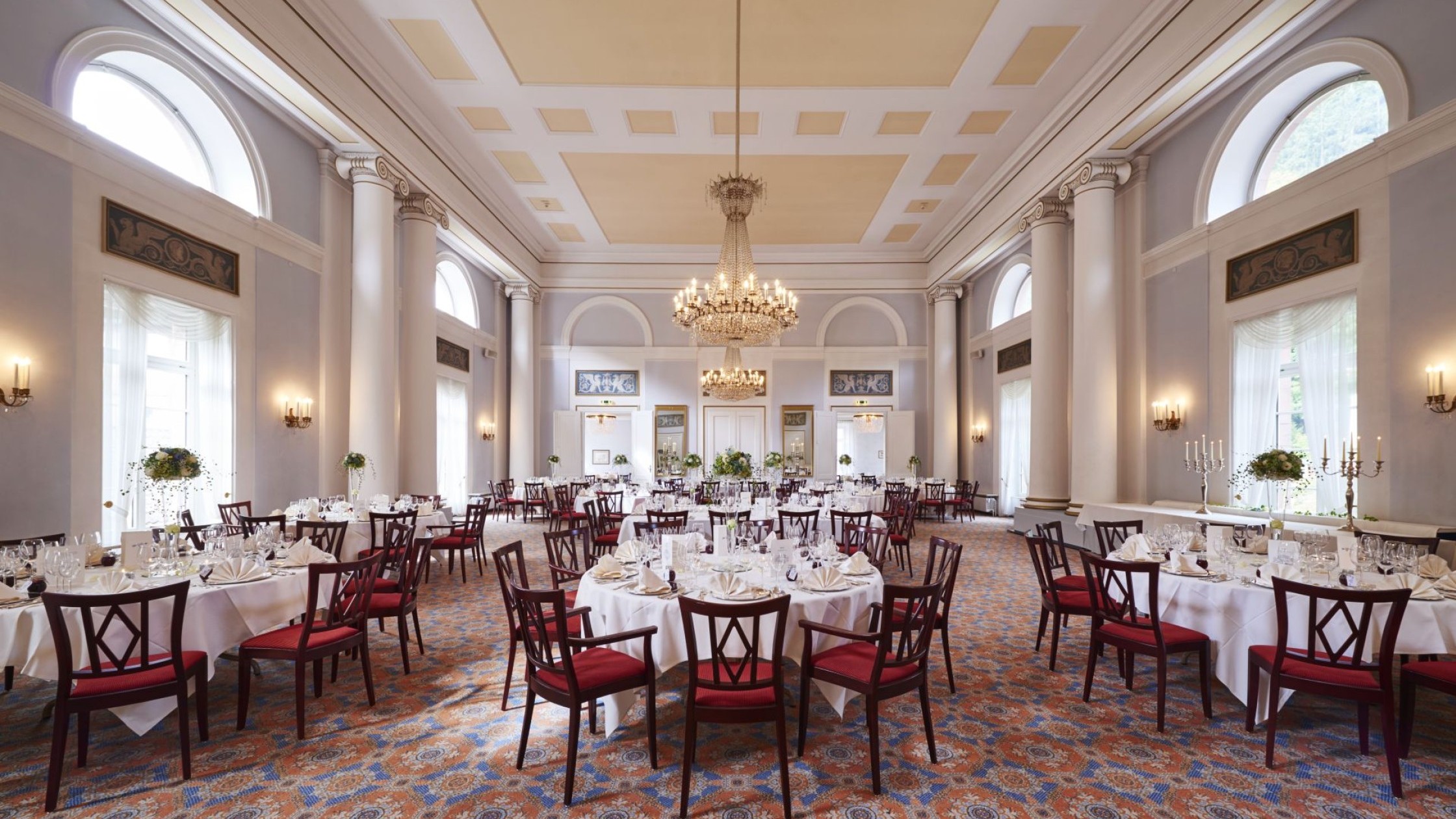 060319_HotelThermeTeinach_Residenzsaal_eingedeckt runde Tische ohne Hussen