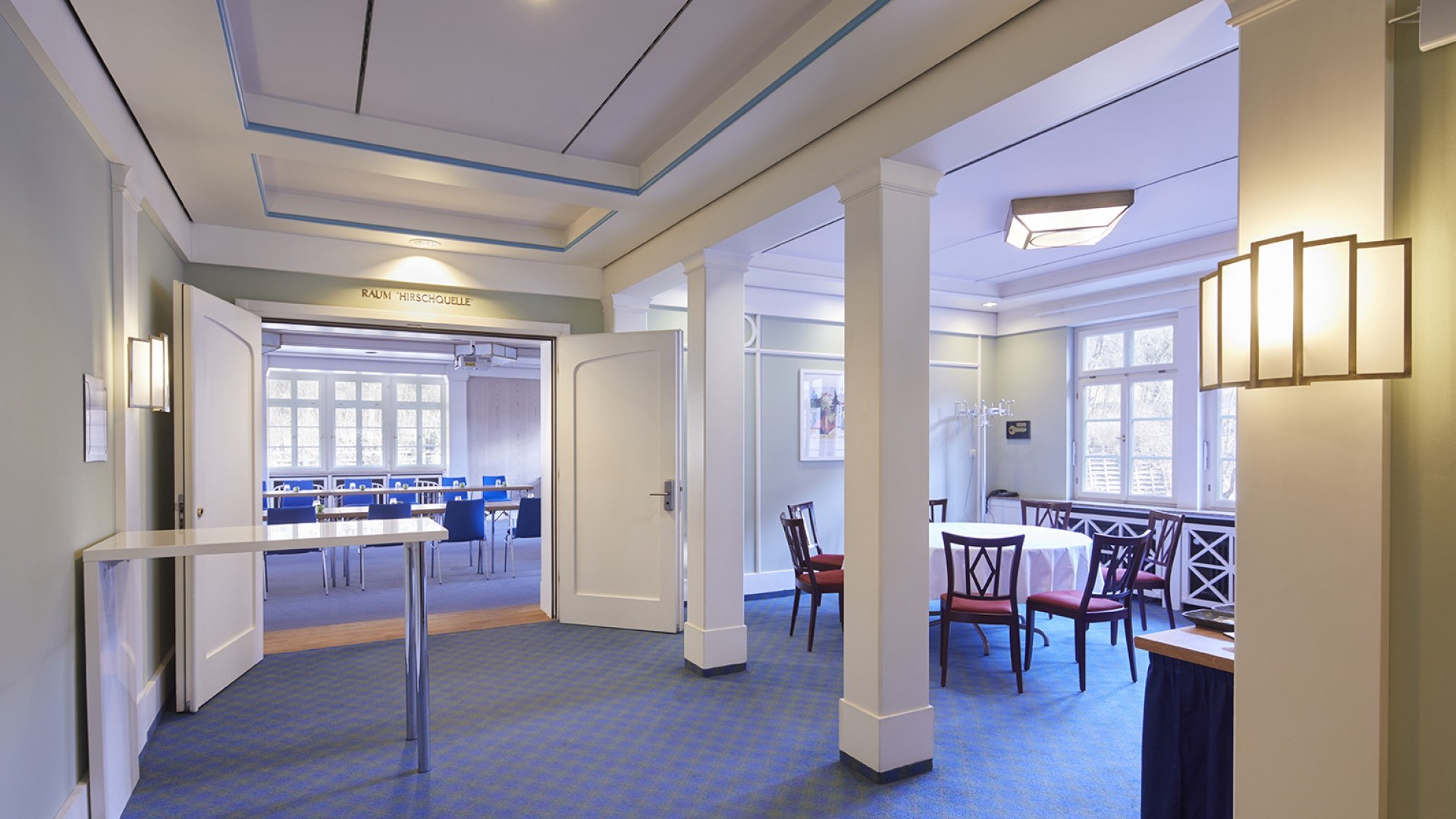 Heller Tagungsbereich im Schwarzwaldhotel mit stilvollem Eingangsbereich