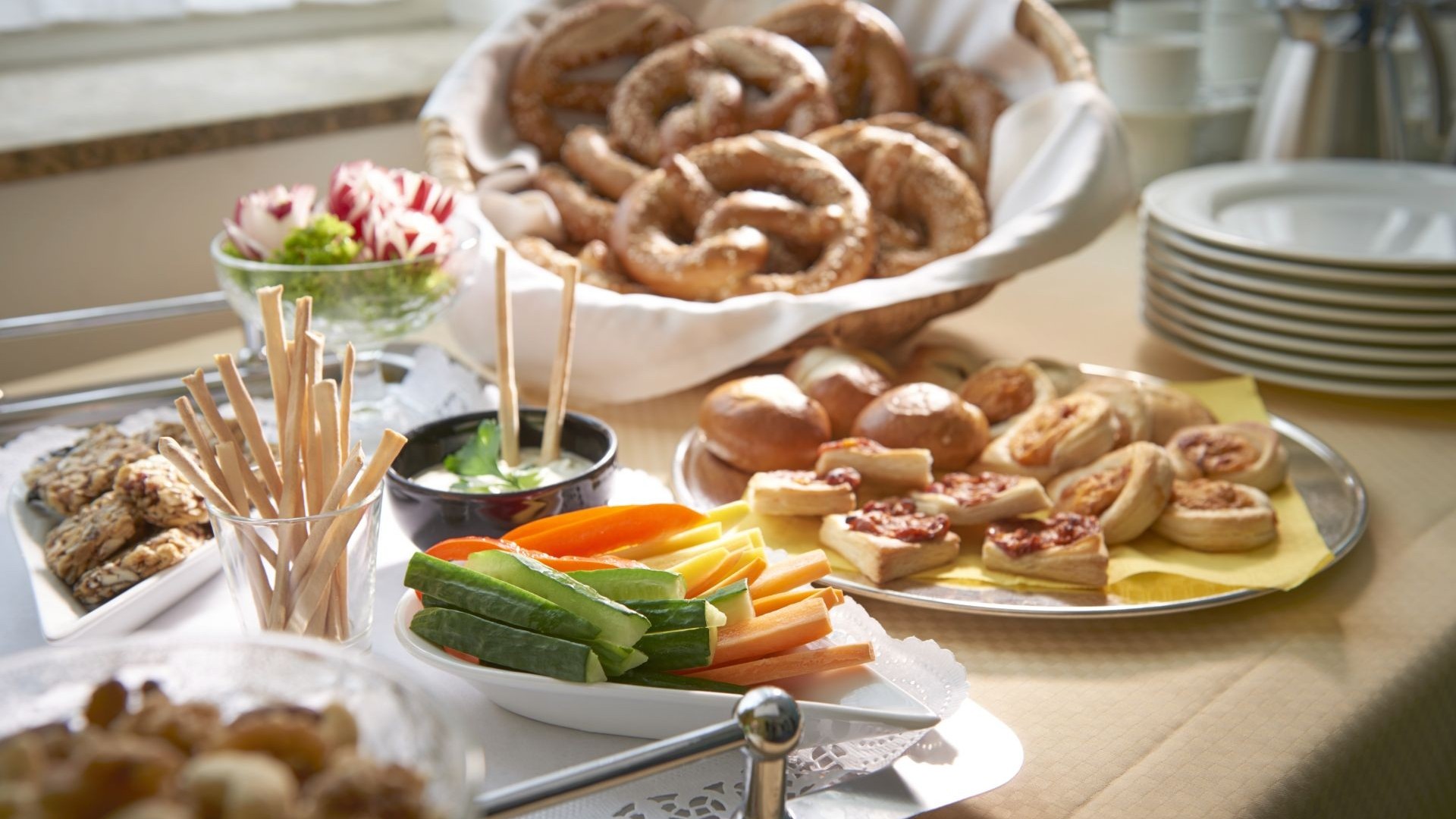 Herzhafte Kaffeepausen-Snacks im Hotel Therme Bad Teinach mit Brezeln, Gemüse-Sticks, Gebäck und Dips