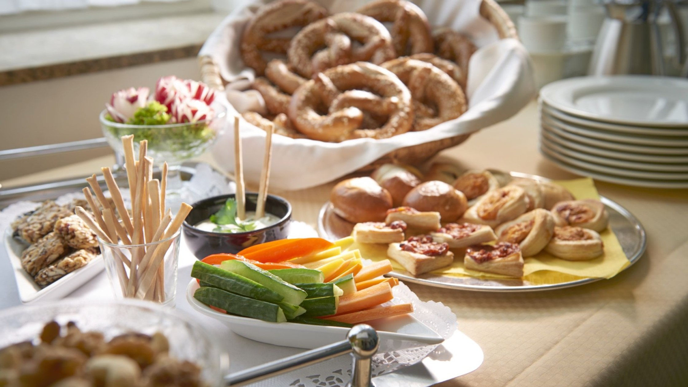 Herzhafte Kaffeepausen-Snacks im Hotel Therme Bad Teinach mit Brezeln, Gemüse-Sticks, Gebäck und Dips
