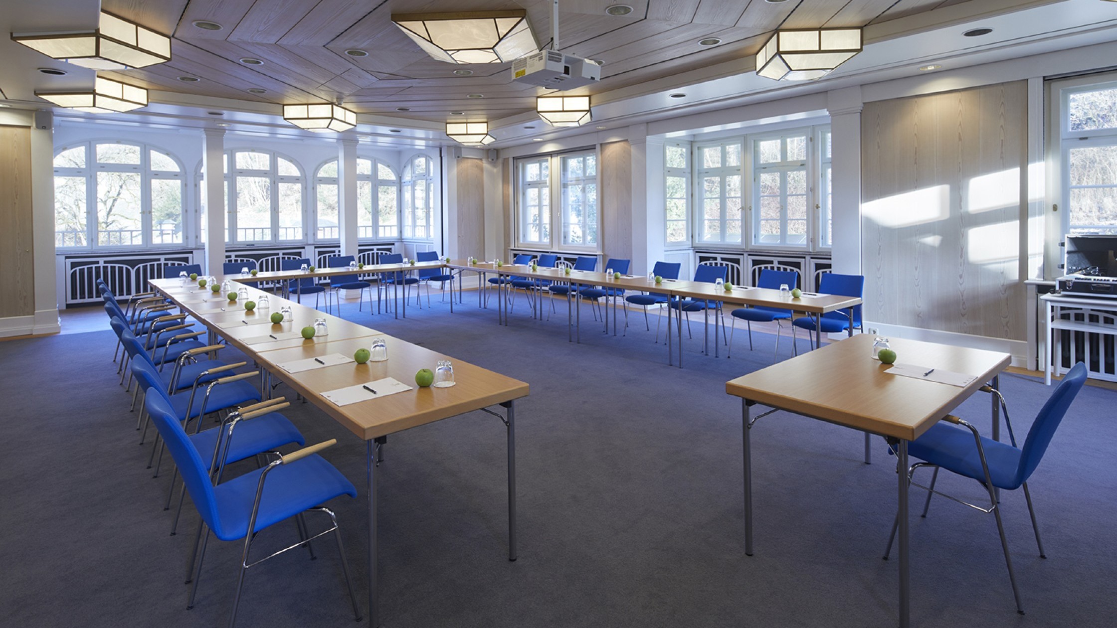 Moderner Konferenzraum im Schwarzwald mit U-förmiger Bestuhlung und Tageslicht