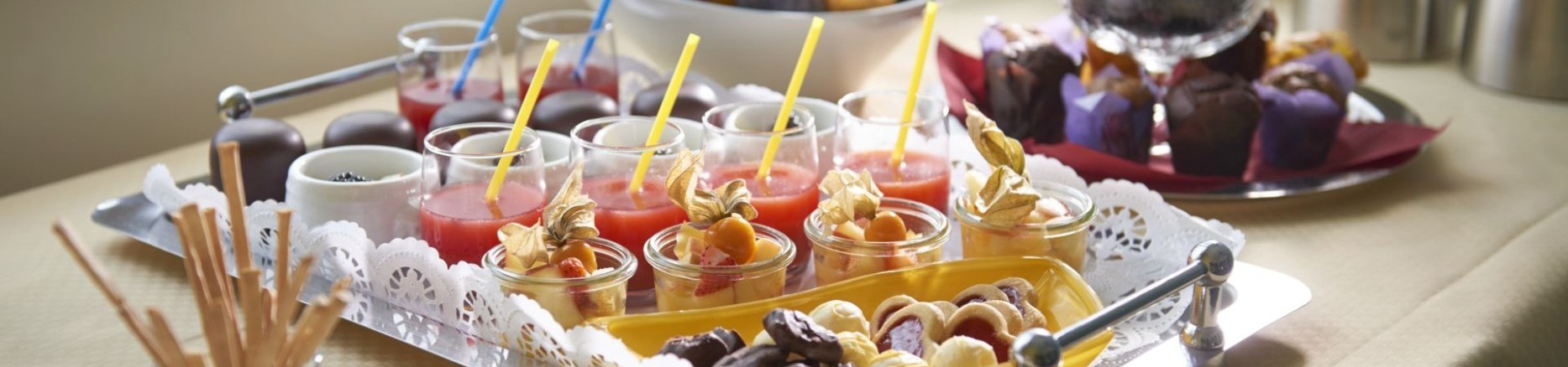 Vielfältige Kaffeepausen-Snacks im Hotel Therme Bad Teinach mit frischen Früchten, Säften und Desserts