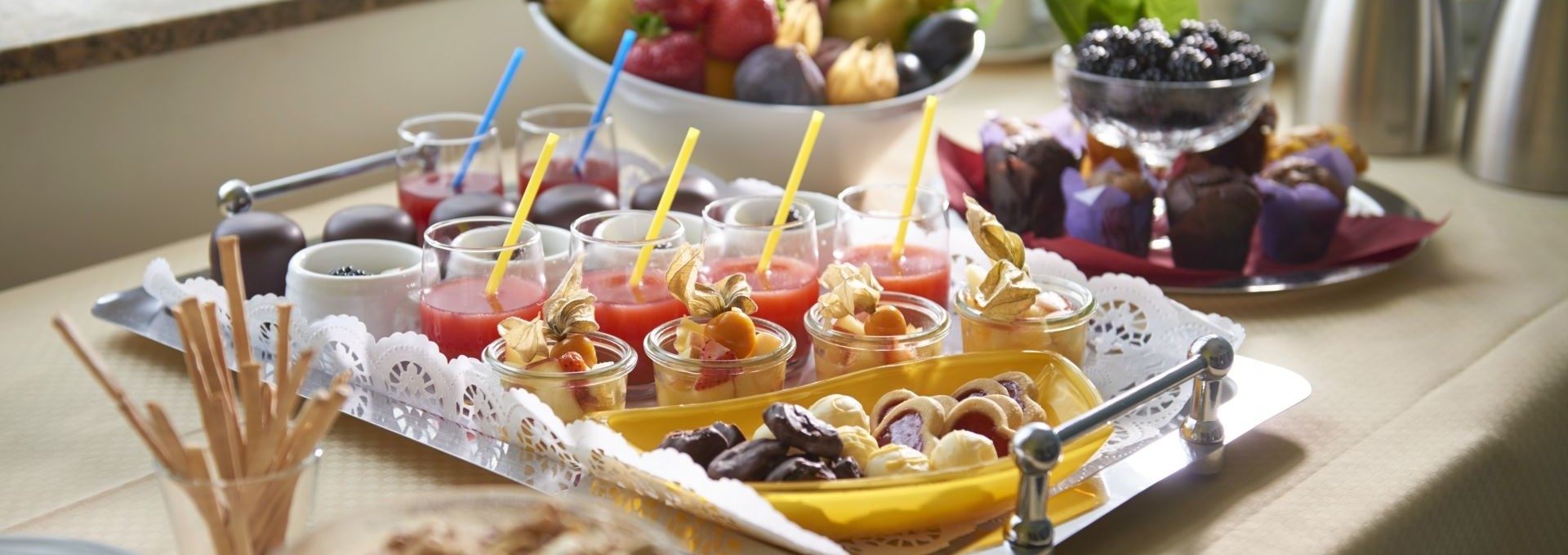 Vielfältige Kaffeepausen-Snacks im Hotel Therme Bad Teinach mit frischen Früchten, Säften und Desserts