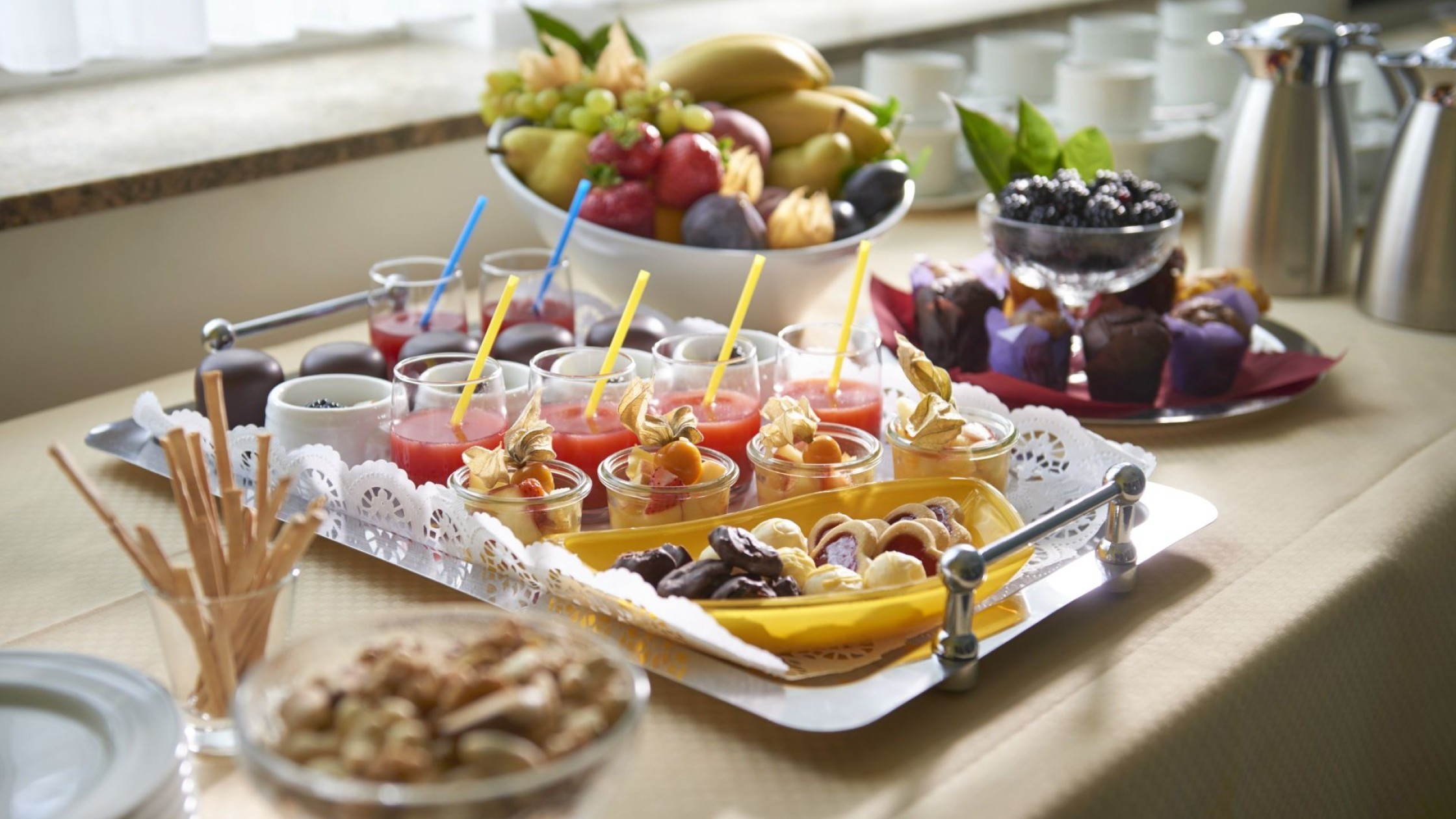 Vielfältige Kaffeepausen-Snacks im Hotel Therme Bad Teinach mit frischen Früchten, Säften und Desserts