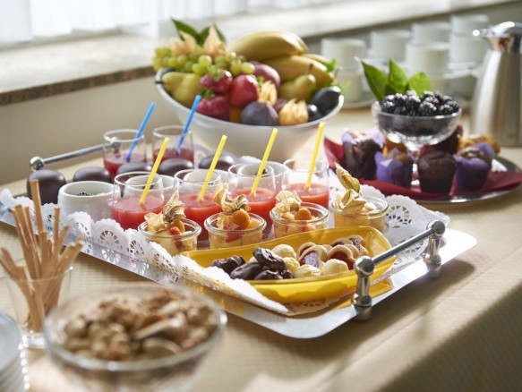 Vielfältige Kaffeepausen-Snacks im Hotel Therme Bad Teinach mit frischen Früchten, Säften und Desserts