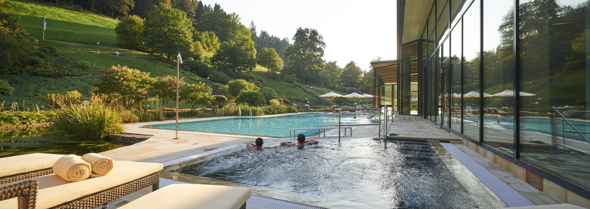 Außenpool mit Sprudelbereich und Blick auf die umliegende Natur