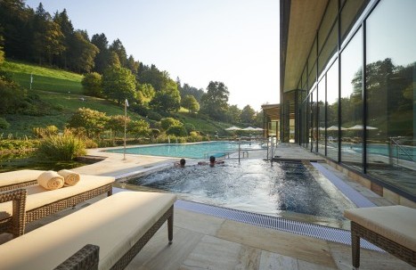 Außenpool mit Sprudelbereich und Blick auf die umliegende Natur