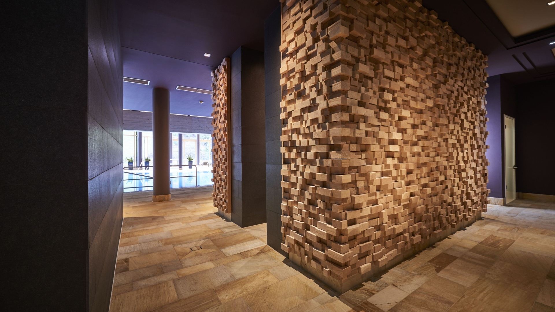 Moderner Spa-Flur mit kunstvoller Holzverkleidung an der Wand