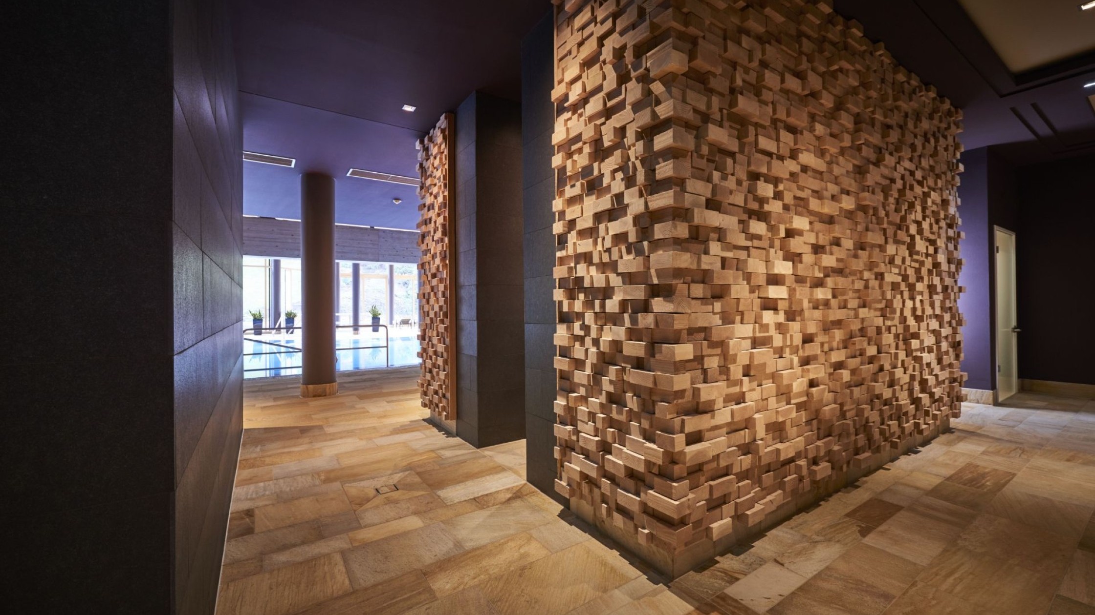 Moderner Spa-Flur mit kunstvoller Holzverkleidung an der Wand