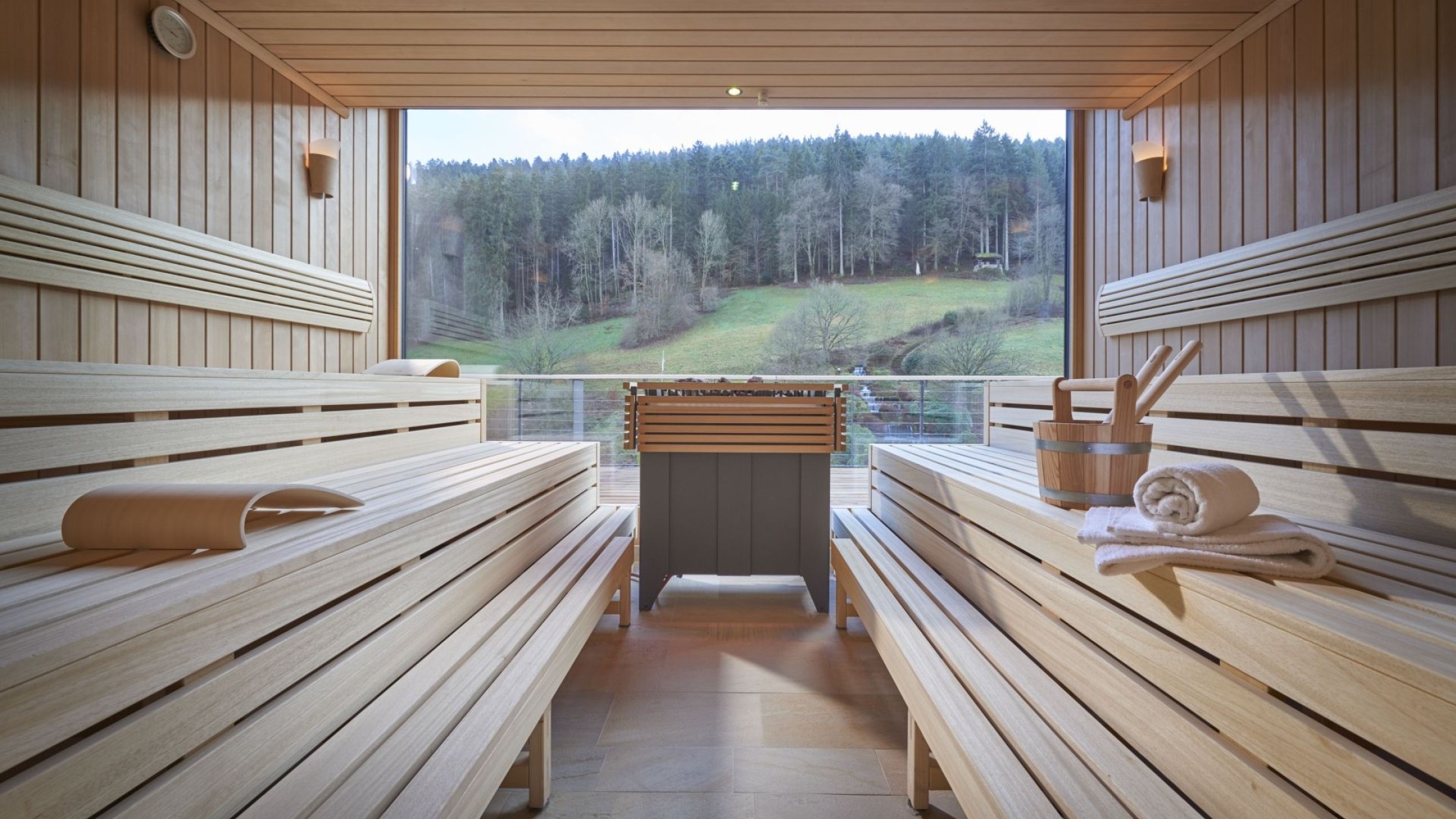 Panorama-Sauna mit Blick ins Grüne