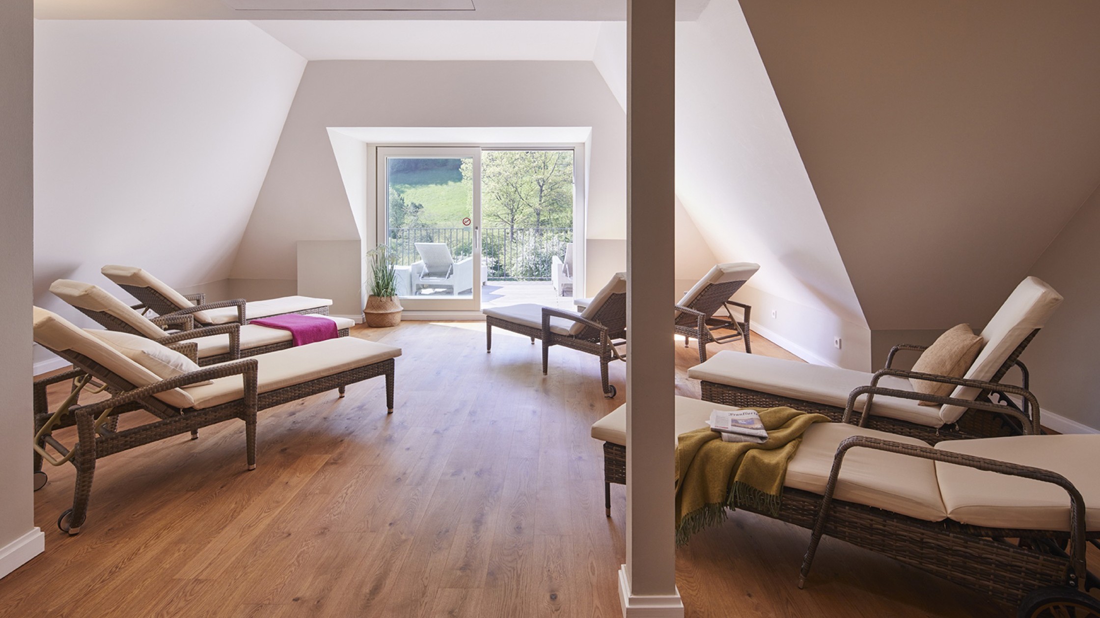 Ruhiger Ruheraum im Panorama-Spa mit gemütlichen Liegen und Zugang zur Sonnenterrasse