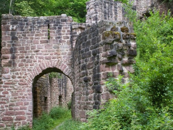 Alte Burgruine mit Sandsteinmauern im Wald der Wanderregion Nordschwarzwald