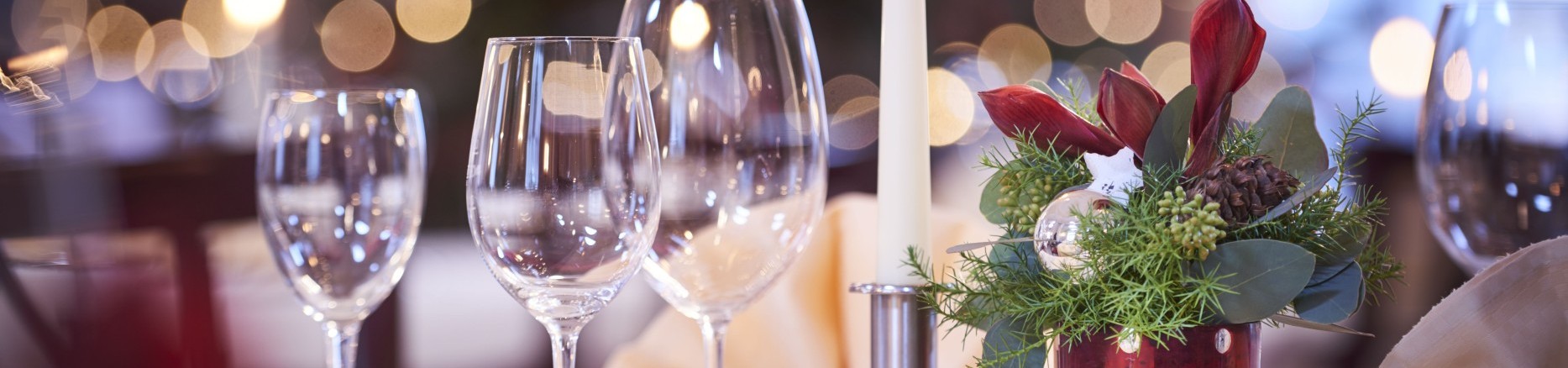 Festlich gedeckter Tisch mit Kerzenschein in Bad Teinach