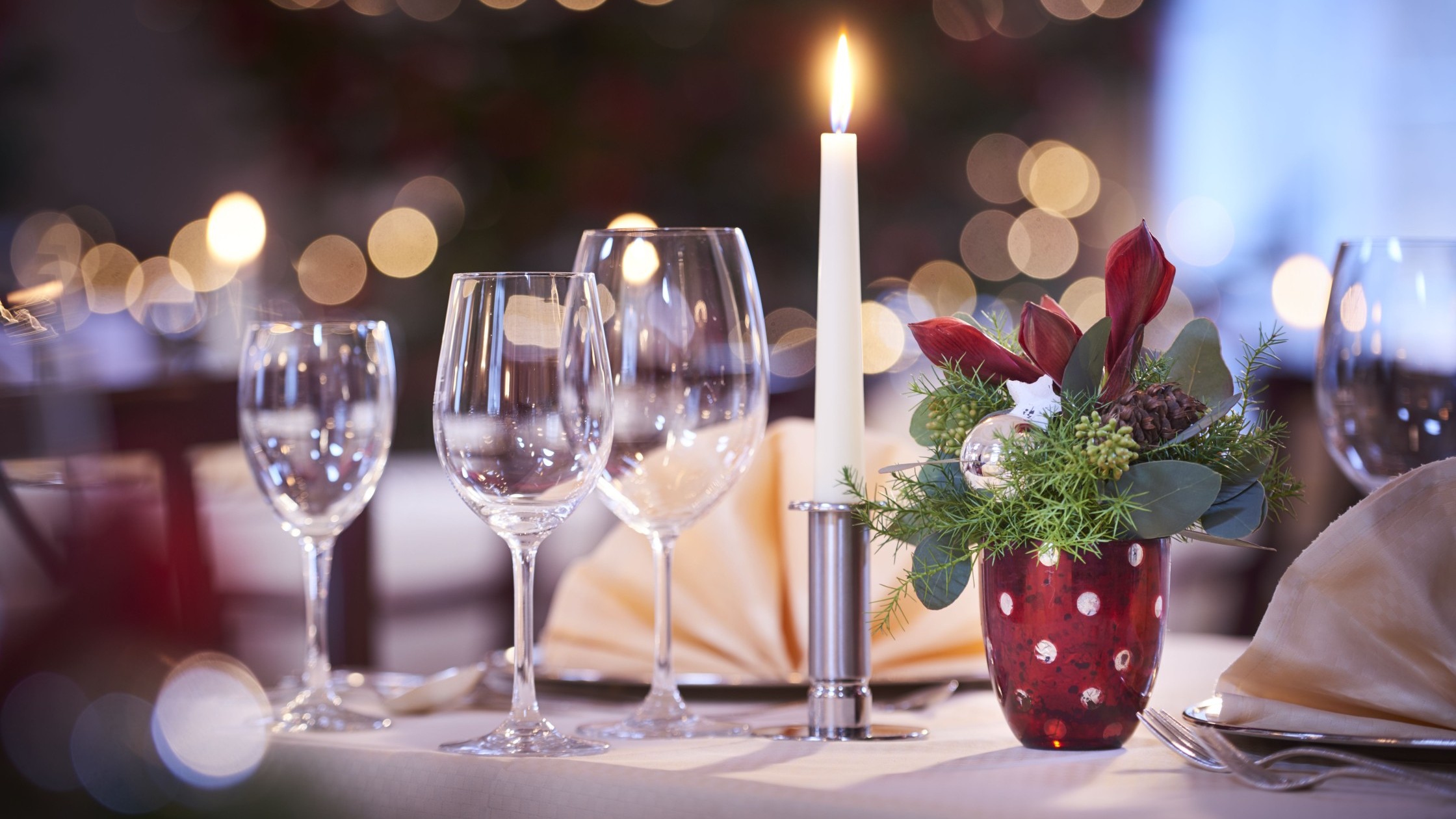 Festlich gedeckter Tisch mit Kerzenschein in Bad Teinach