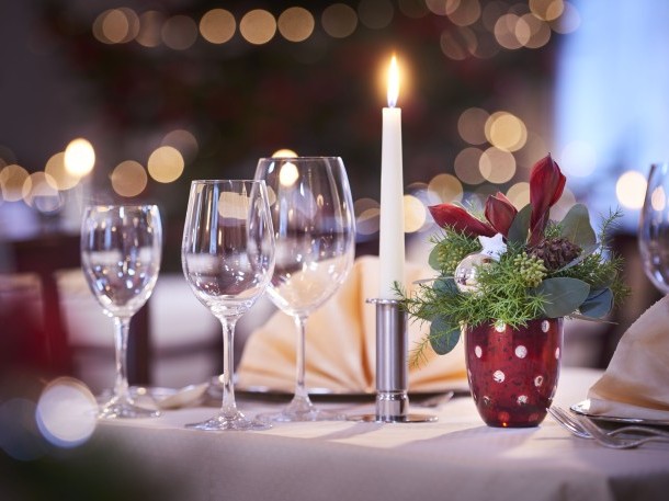 Festlich gedeckter Tisch mit Kerzenschein in Bad Teinach
