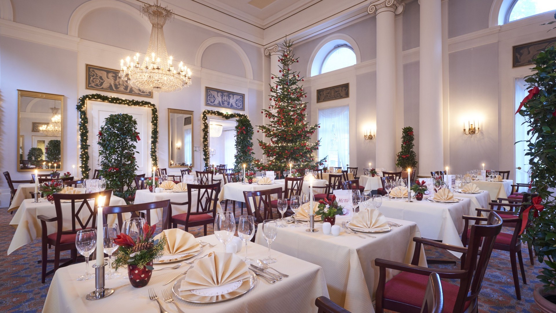 Weihnachtsdeko und festlicher Speisesaal im Kurhaus Bad Teinach