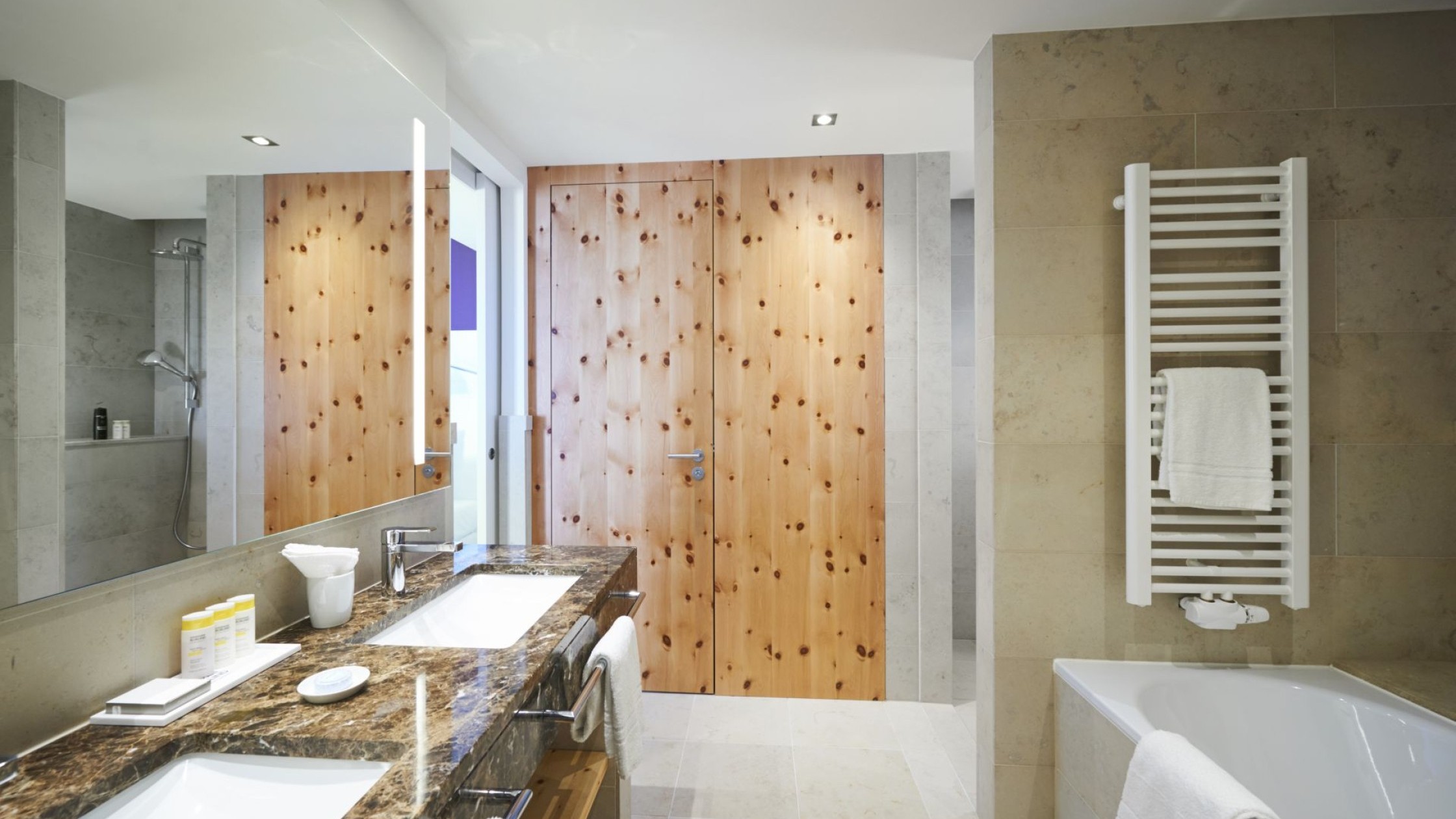 Elegantes Badezimmer mit Doppelwaschbecken und Badewanne