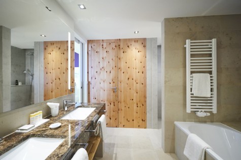 Elegantes Badezimmer mit Doppelwaschbecken und Badewanne