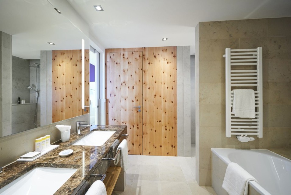 Elegantes Badezimmer mit Doppelwaschbecken und Badewanne