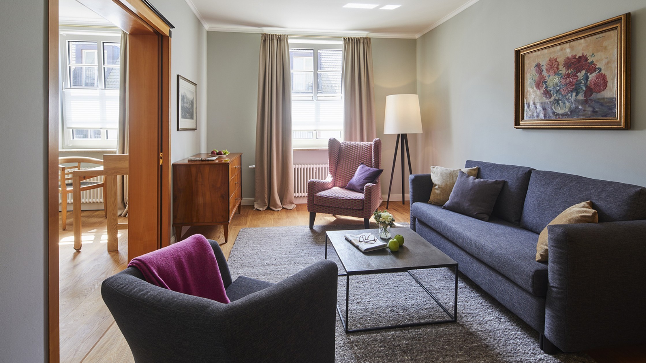 Elegantes Wohnzimmer mit Sofa, Sessel und stilvoller Einrichtung