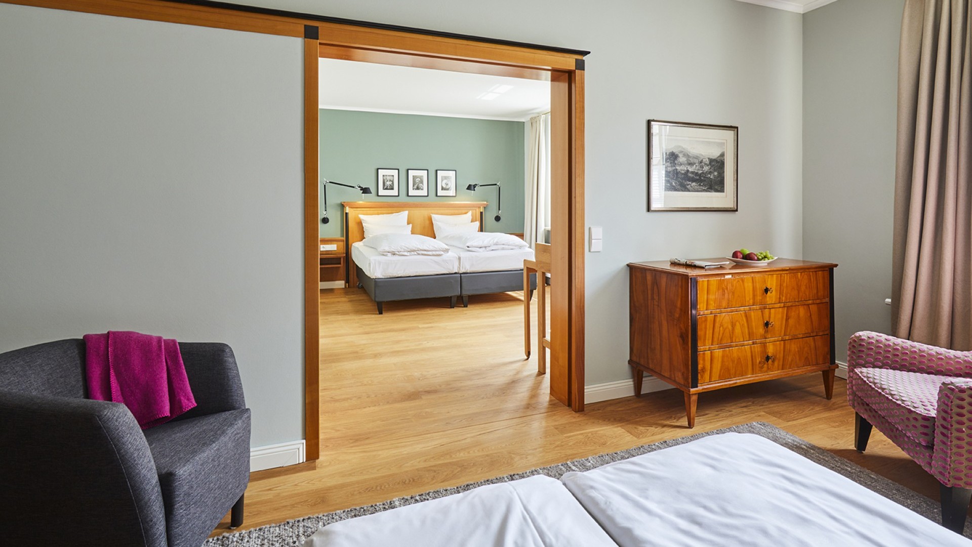 Geräumiges Zimmer mit Doppelbett und Holzakzenten