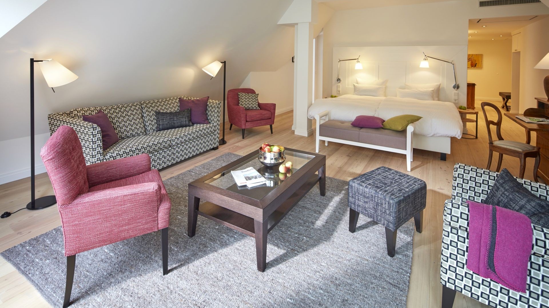 Großzügige Suite im Hotel Therme Bad Teinach mit gemütlicher Sitzecke, Doppelbett und modernem Interieur