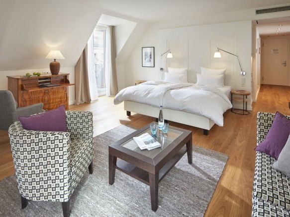 Helles Doppelzimmer mit modernem Design, Sitzbereich und Schreibtisch