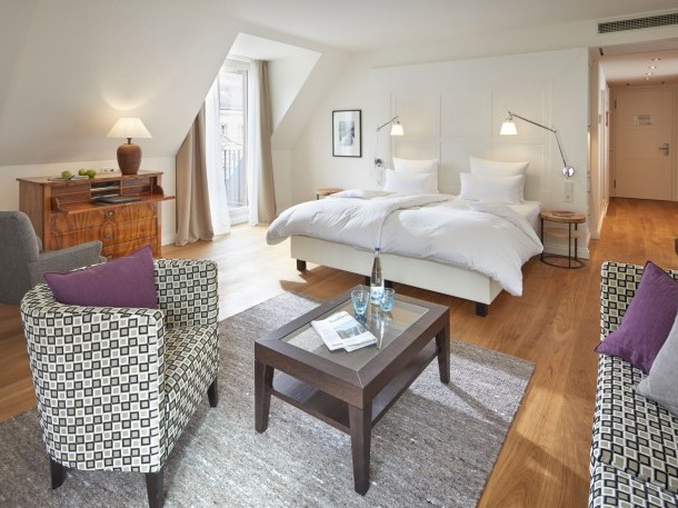 Helles Doppelzimmer mit modernem Design, Sitzbereich und Schreibtisch