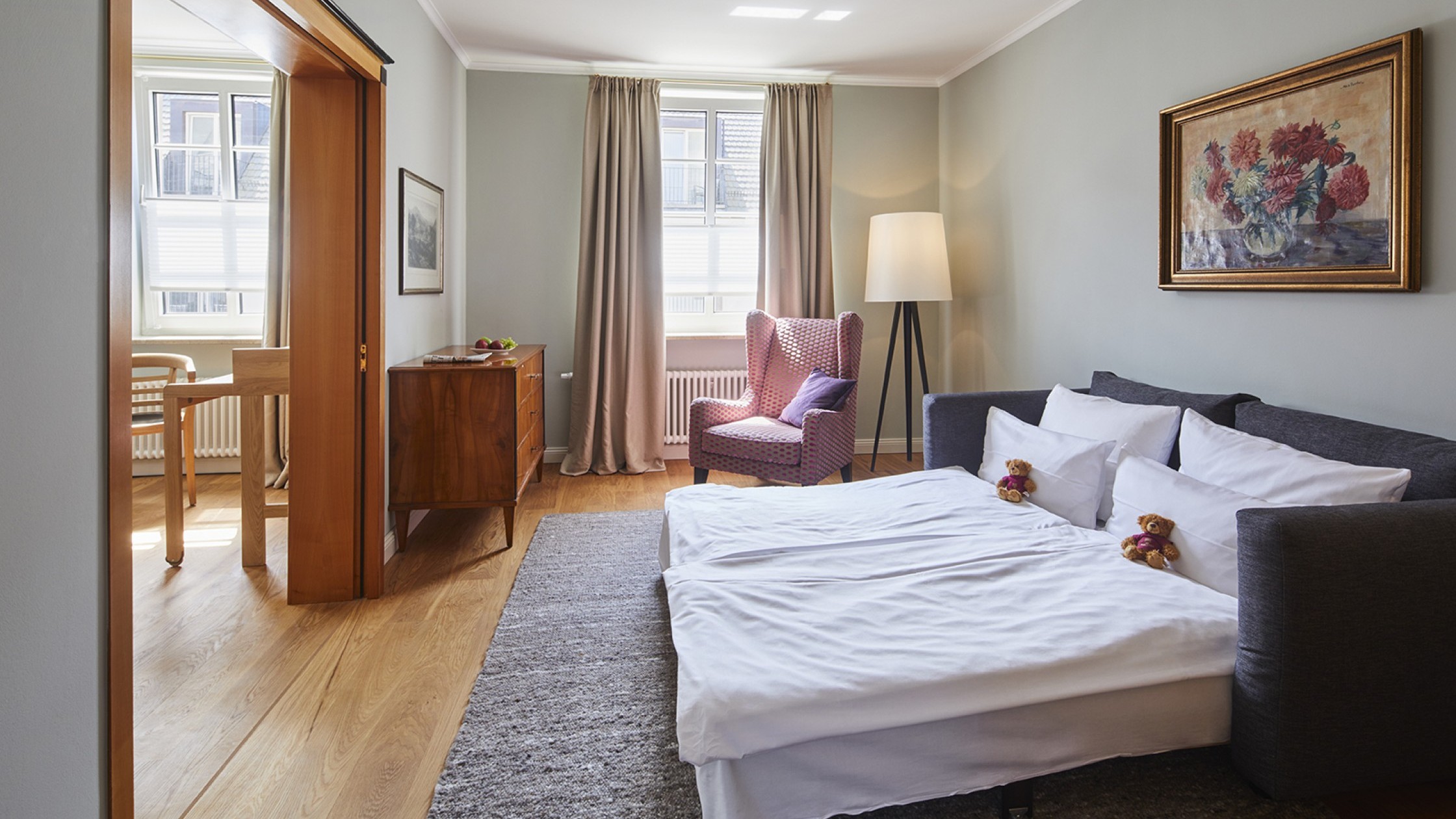 Helles Wohnzimmer mit Schlafsofa und gemütlichem Sessel