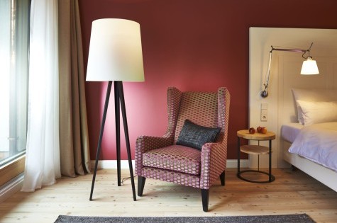 Moderner Sessel mit Stehlampe im stilvollen Hotelzimmer