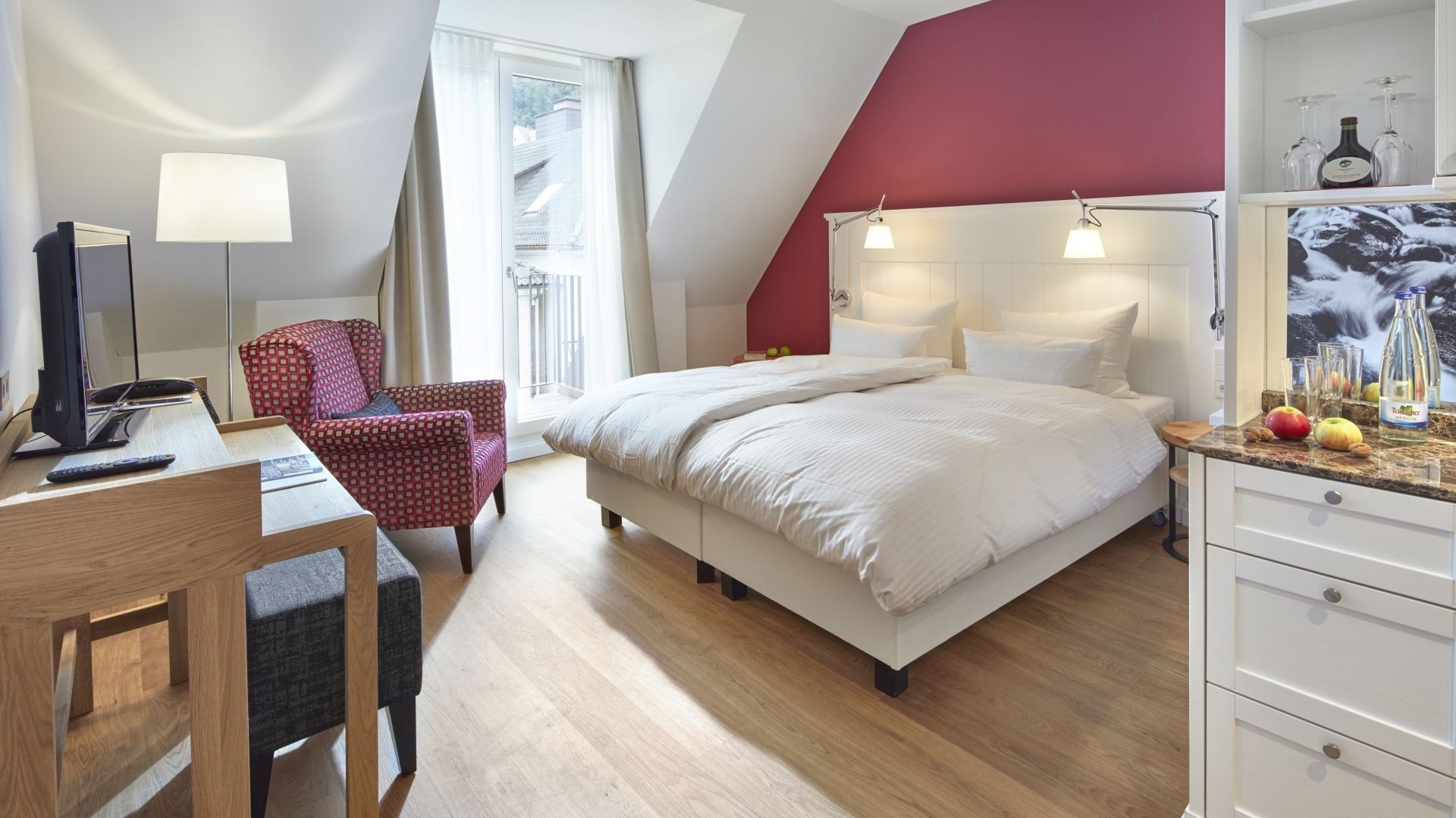 Modernes Doppelzimmer mit Schreibtisch und gemütlichem Sessel