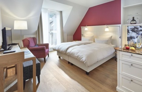 Modernes Doppelzimmer mit Schreibtisch und gemütlichem Sessel