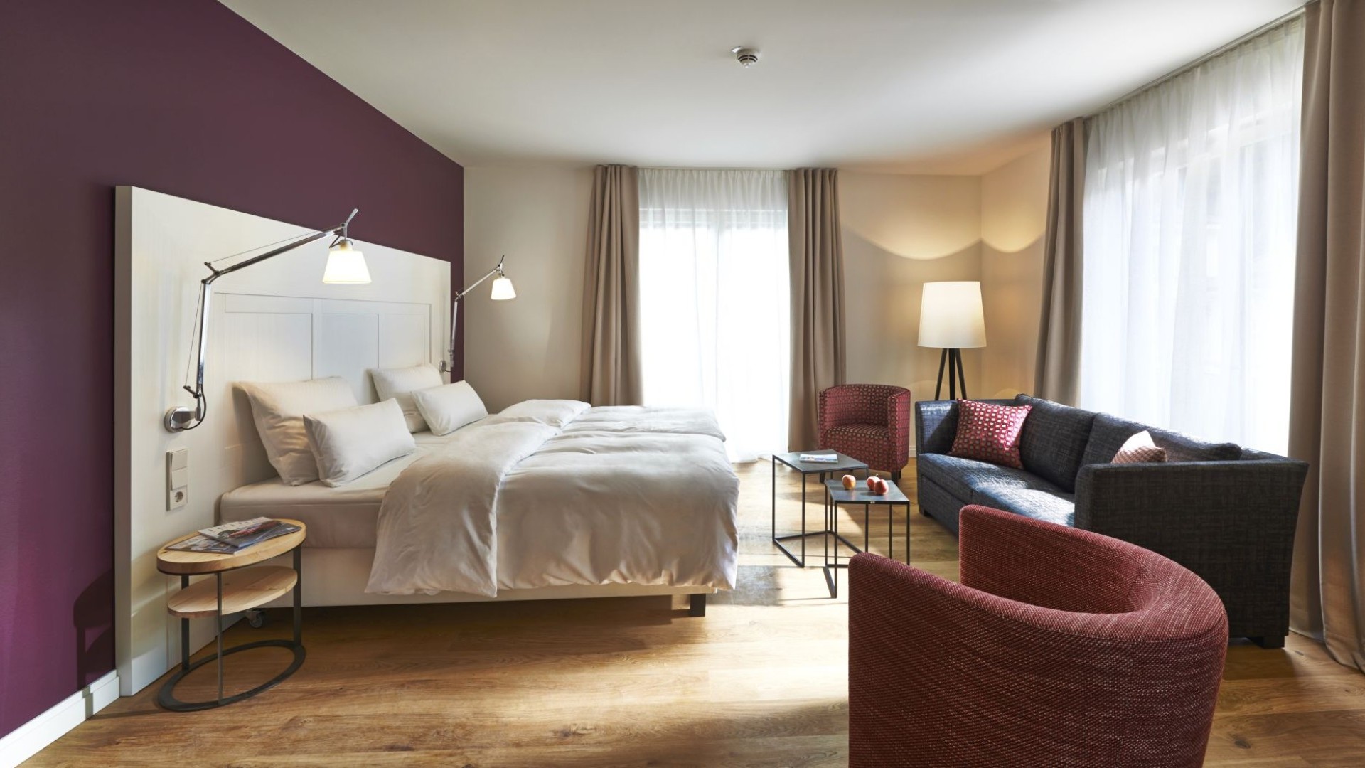 Stilvolles Doppelzimmer im Hotel Therme Bad Teinach mit moderner Sitzecke und harmonischer Farbgestaltung