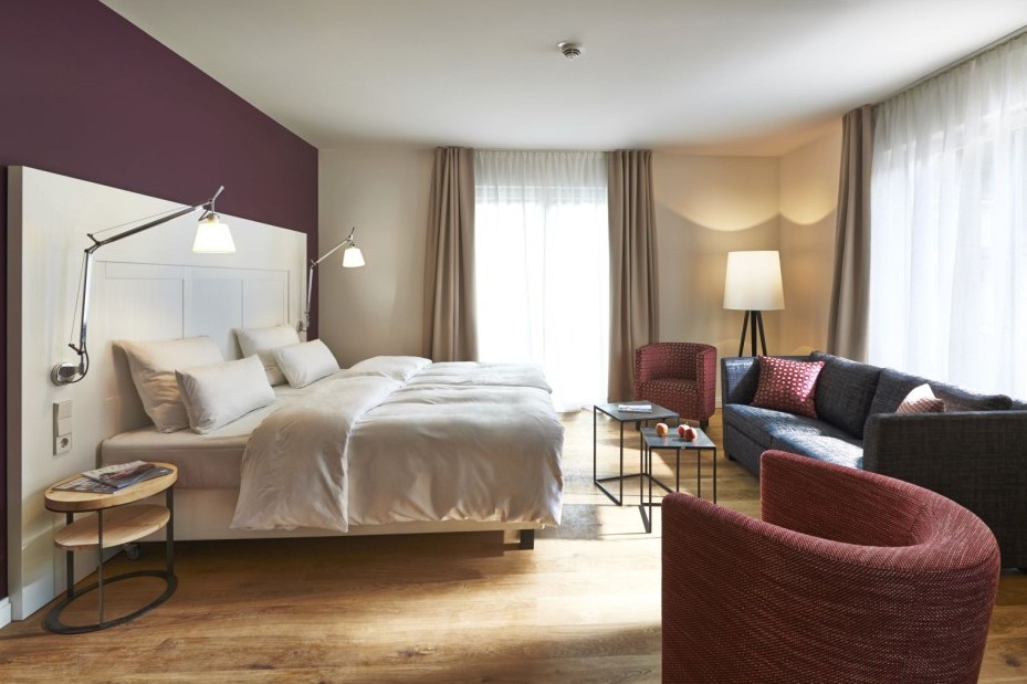 Stilvolles Doppelzimmer im Hotel Therme Bad Teinach mit moderner Sitzecke und harmonischer Farbgestaltung