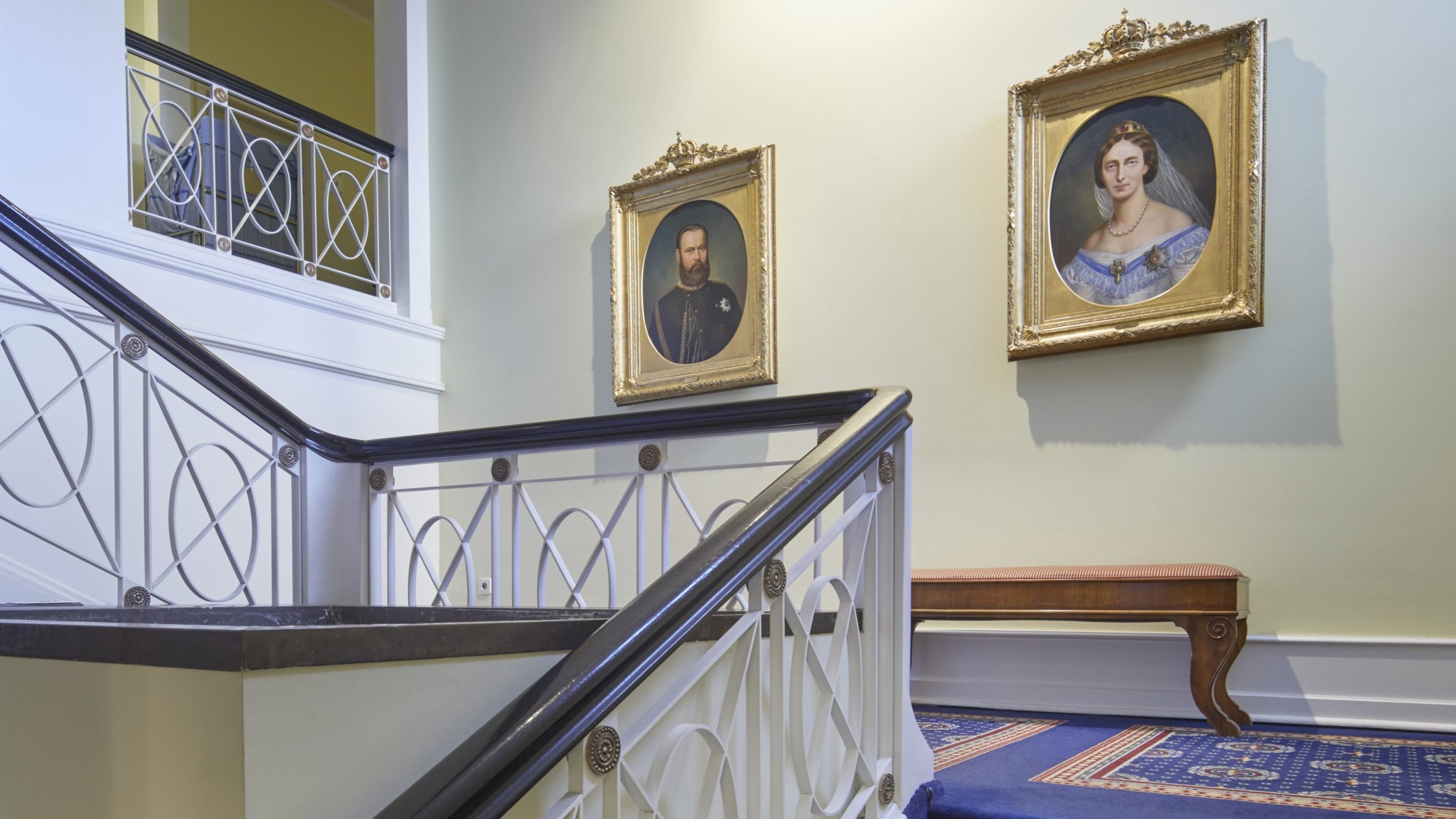 Historisches Treppenhaus mit königlichen Porträts im Hotel Therme Teinach