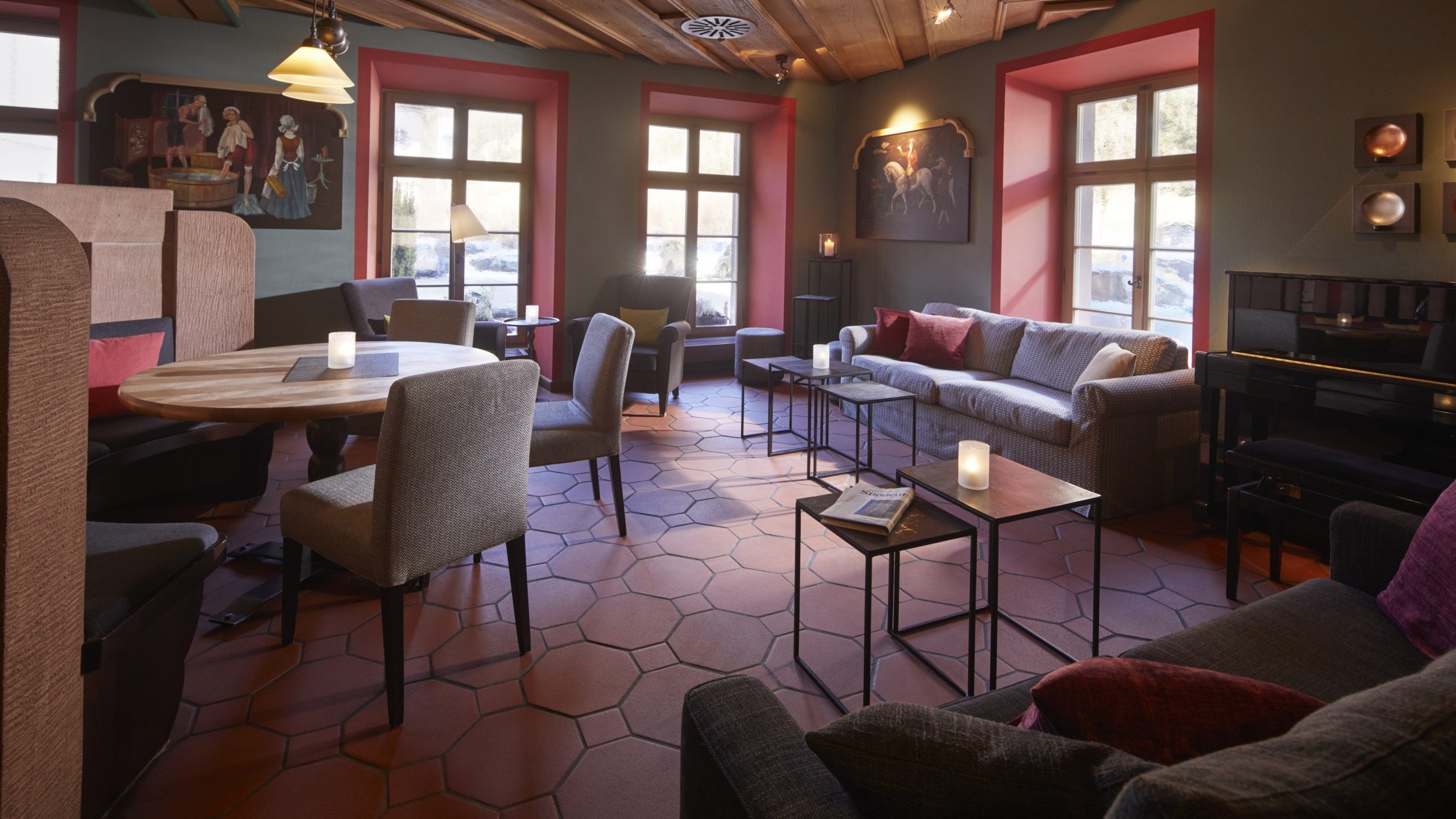 Gemütliche Bar mit Sofas, Kerzenlicht und dekorativen Wandbildern